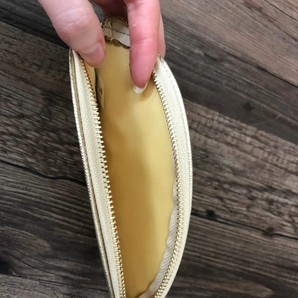 STILA Champagne Gold Lips Pouch - Picture 2 of 3